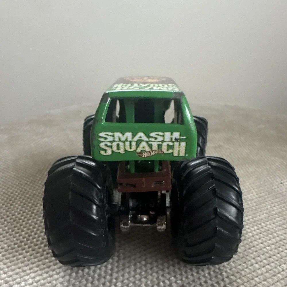 Hot Wheels Monster Jam Smash-Squatch Monster Truck 1:64 Diecast Green